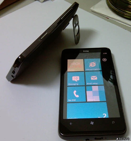 Nettes Feature des HTC HD7: Ständer auf der Rückseite