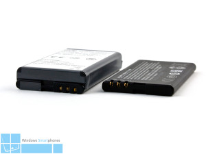 Links der Mugen-Akku und rechts das Original von Nokia.
